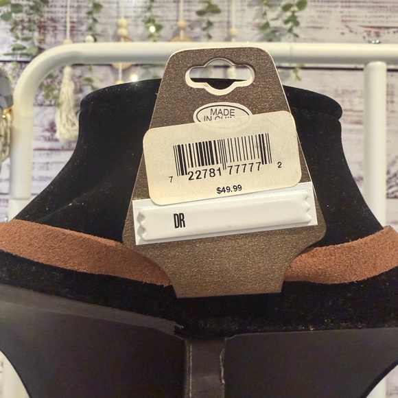 Treska Multicolor Beaded Necklace with Floral Accents - Picture 6 of 7